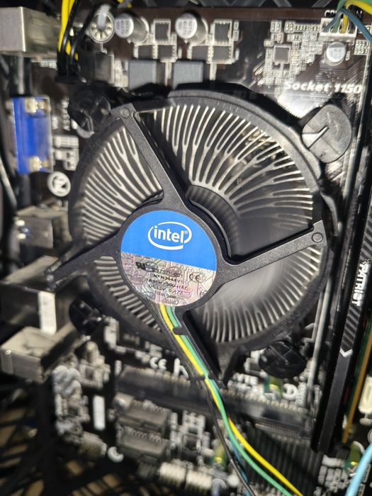боксовий кулер від Intel