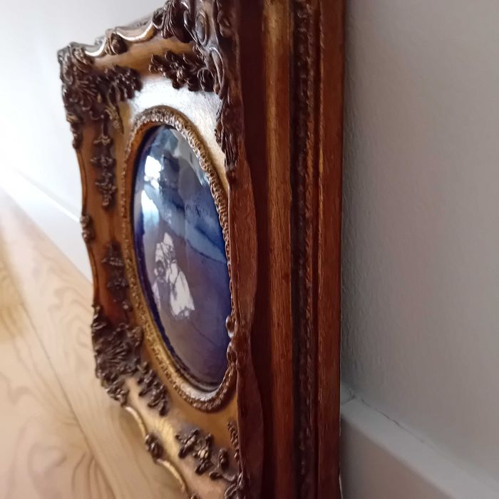 Quadro com pintura em esmalte em moldura dourada da Carvers & Gilders