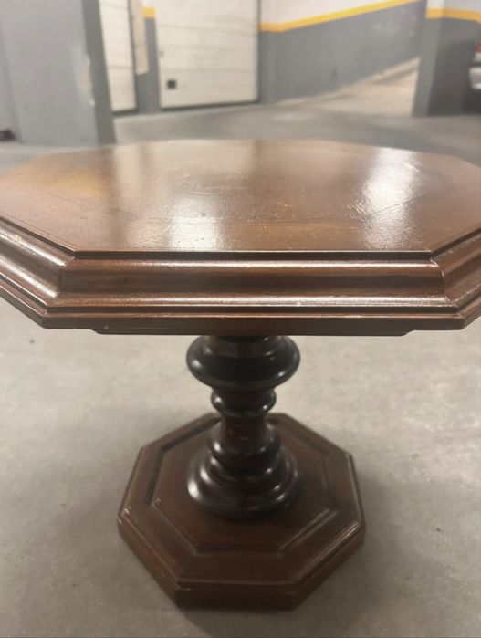 Mesa de apoio octogonal em madeira escura, pé torneado