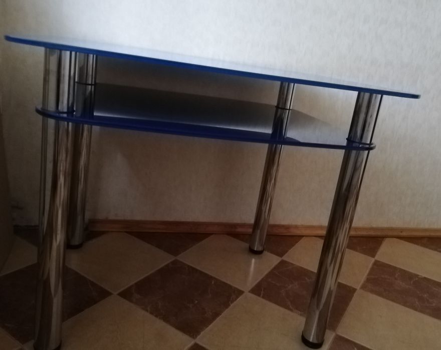 Кухонний скляний новий стіл з полочкою ,розміри на фото. Висота 70см