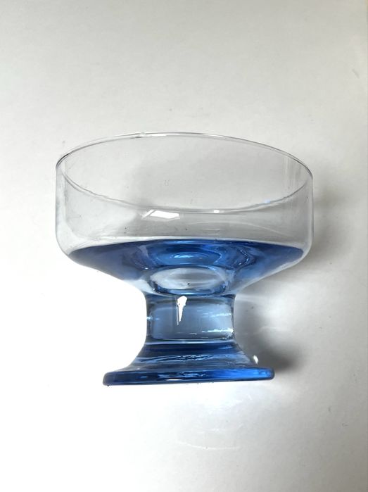 Trzy pucharki deserowe szklo piękny błękit