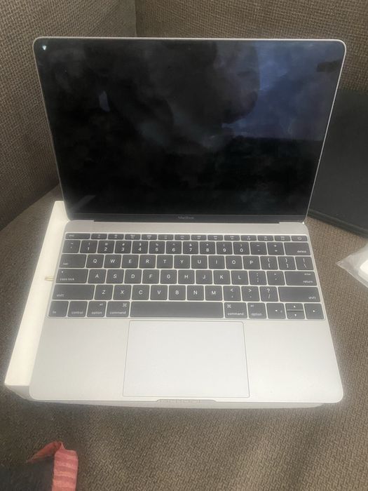 Macbook 12 so liga  a monitor externo  2017
