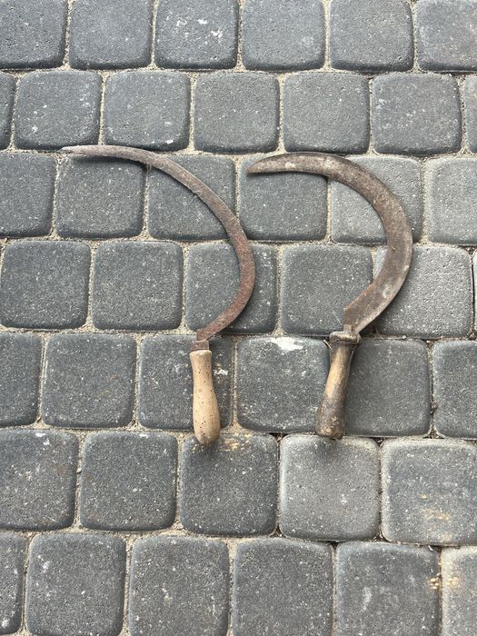 Ręczne sierpy rolnicze.