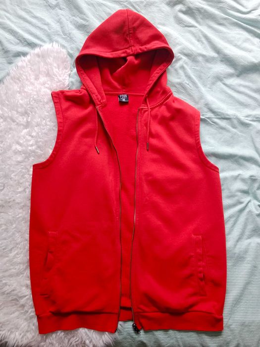 Czerwony bezrękawnik z kapturem