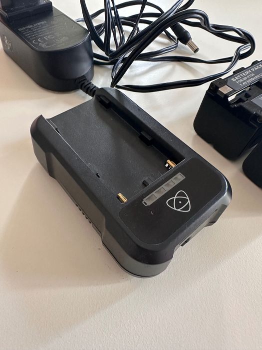 Carregador Original Atomos + 2 Baterias NP-F750 (5200mAh)