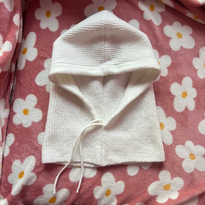 balaclava prążkowana na zimę z kominem sinsay z wiązaniem kremowa