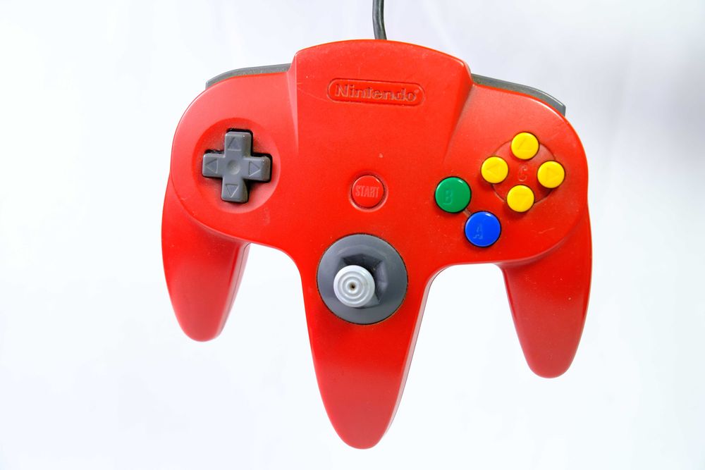 Nintendo 64 cinza completa e comando vermelho completa com cabos