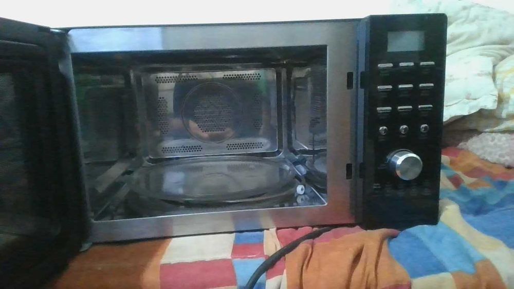 vendo forno/micro-ondas da Sanyo completamente novo por 150 euros e liquidificador por 40 euros