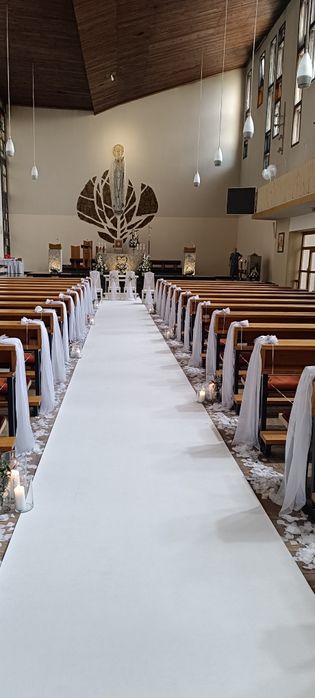 Biały dywan, dekoracje ślubne, dekoracje kościoła, dekoracja kościoła