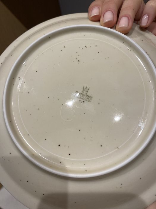 Dwa talerze vintage kremowe