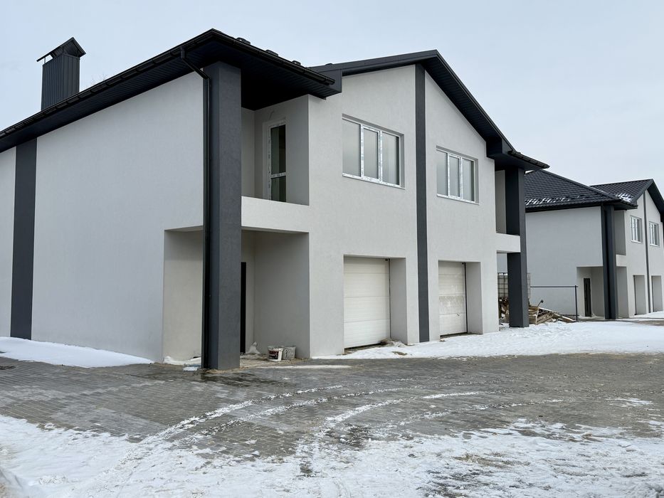 Продам дуплекс з гаражем