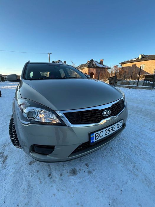 Легковий автомобіль Кіа Сід в кузові універсал