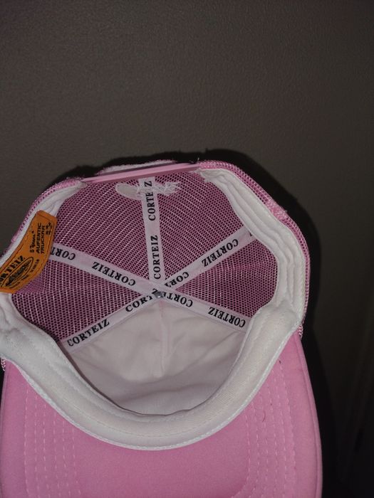 Boné trucker rosa da Corteiz