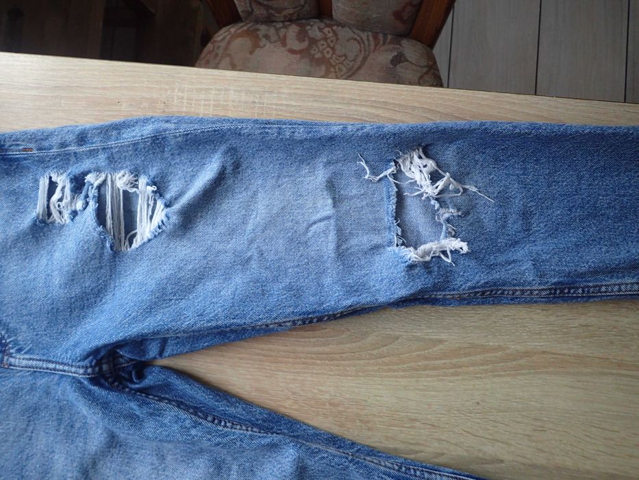 BERSHKA - spodnie jeansowe z dziurami, rozm. 34