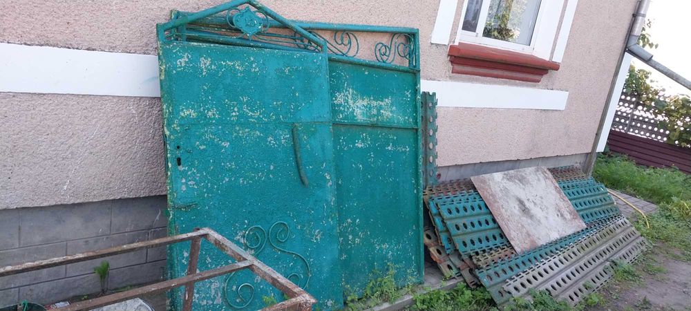 Брама металева з каліткою.