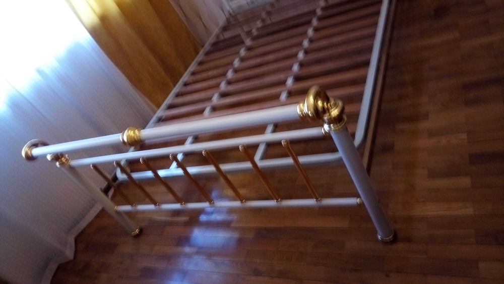Cama   de estilo "Art Nouveau" feita de latão e ferro