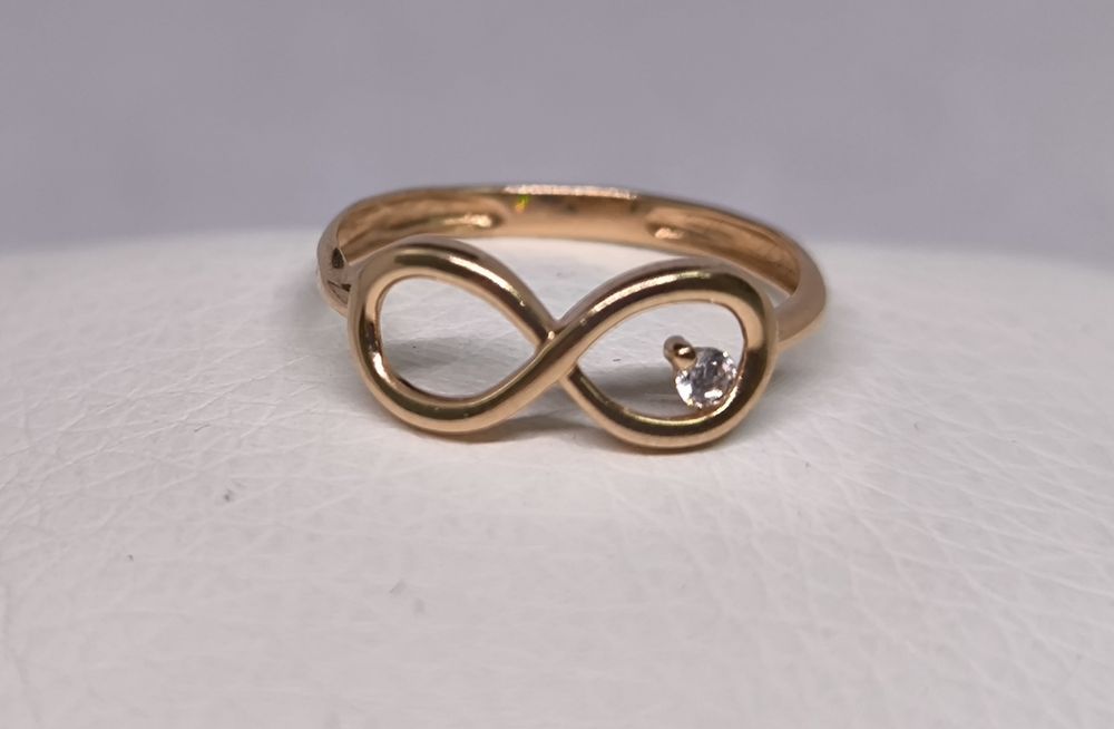 Кольцо золотое Бесконечность. Вес 1.01. Размер 16