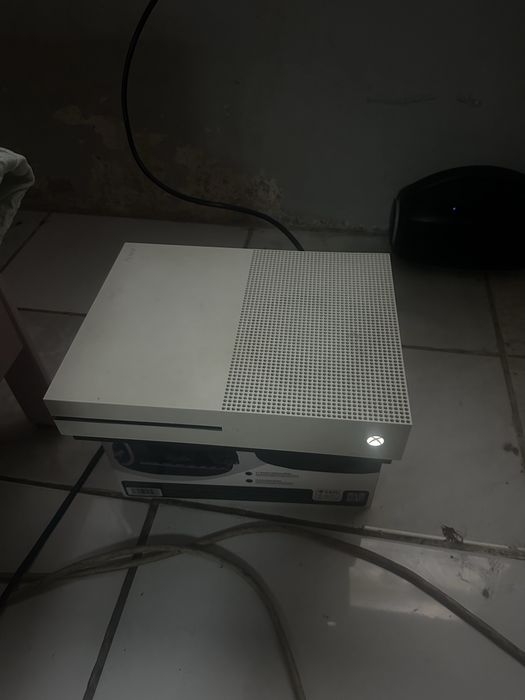 Vendo xbox one s usada