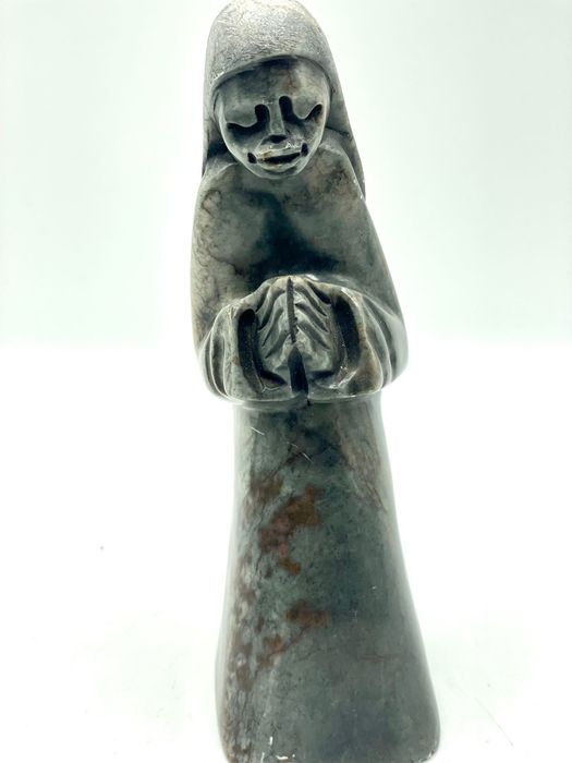 Escultura em pedra de freira