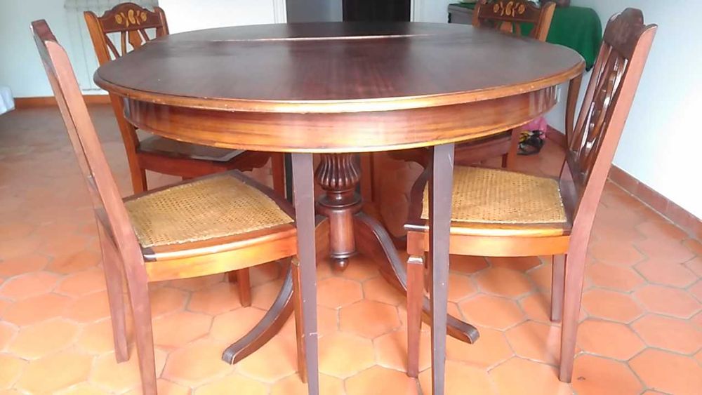 Mesa de sala e cadeiras - Estilo 1900