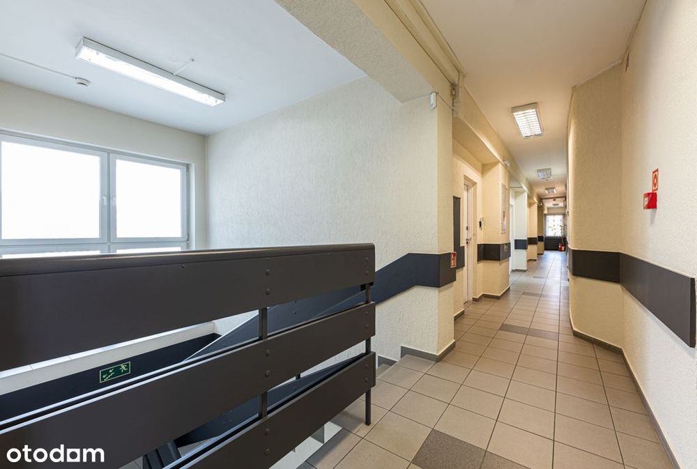 Biurowo-handlowy budynek 821 m² z miejscami parkingowymi w Lesznie