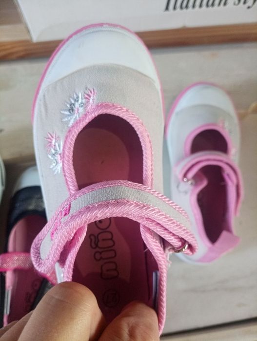 Buty ,kapcie dla dziewczynki rozm. 27 i 29