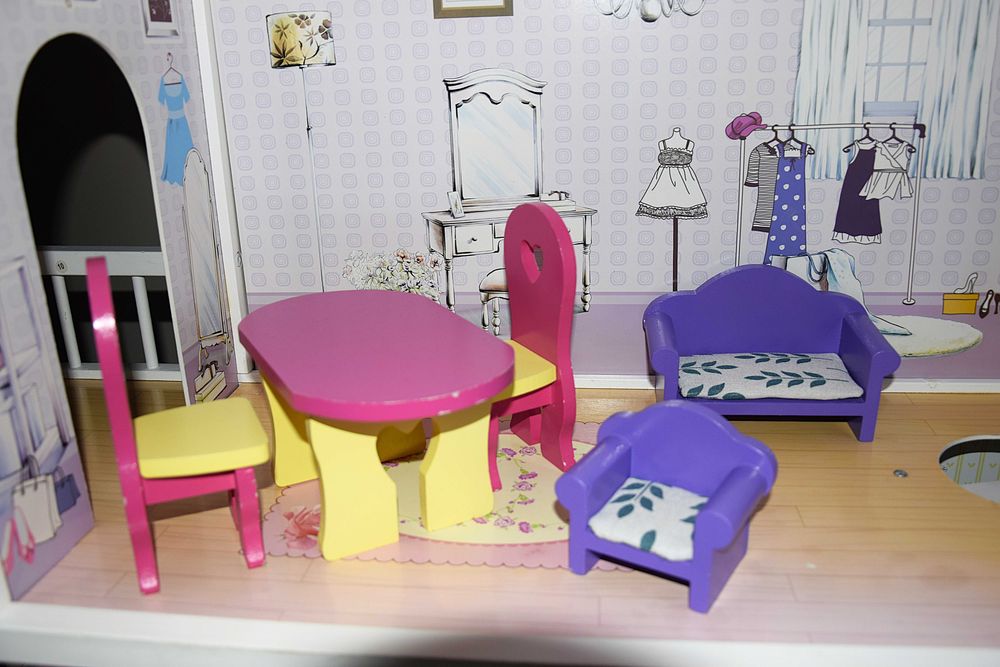 Drewniany domek dla dziewczynki, 3 piętra, kolor biały, dach, schody x 2, meble