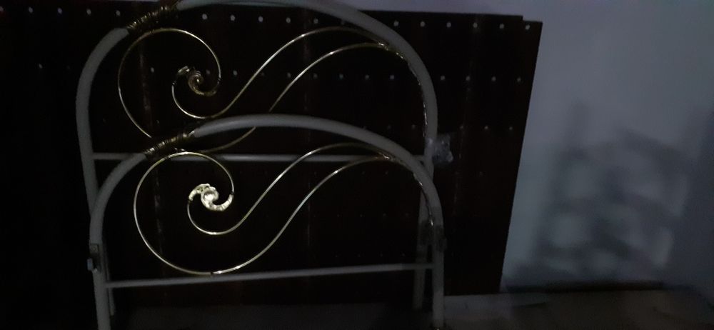 Cama de ferro branca e dourada