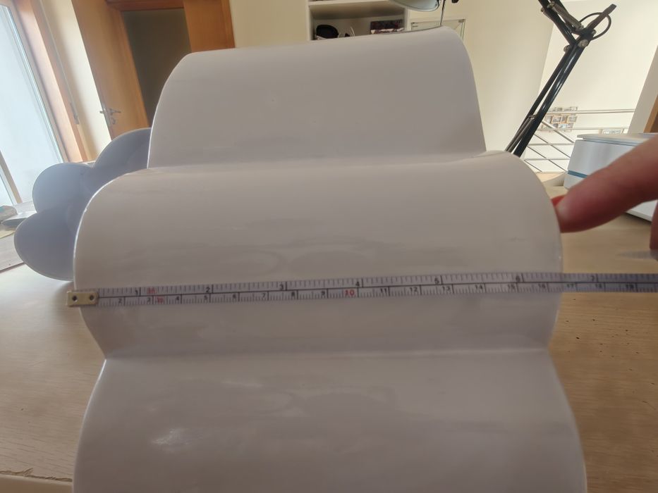 Duas estantes infantis em forma nuvem