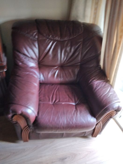 Movel sala e dois sofás em pele usados, em bom estado.