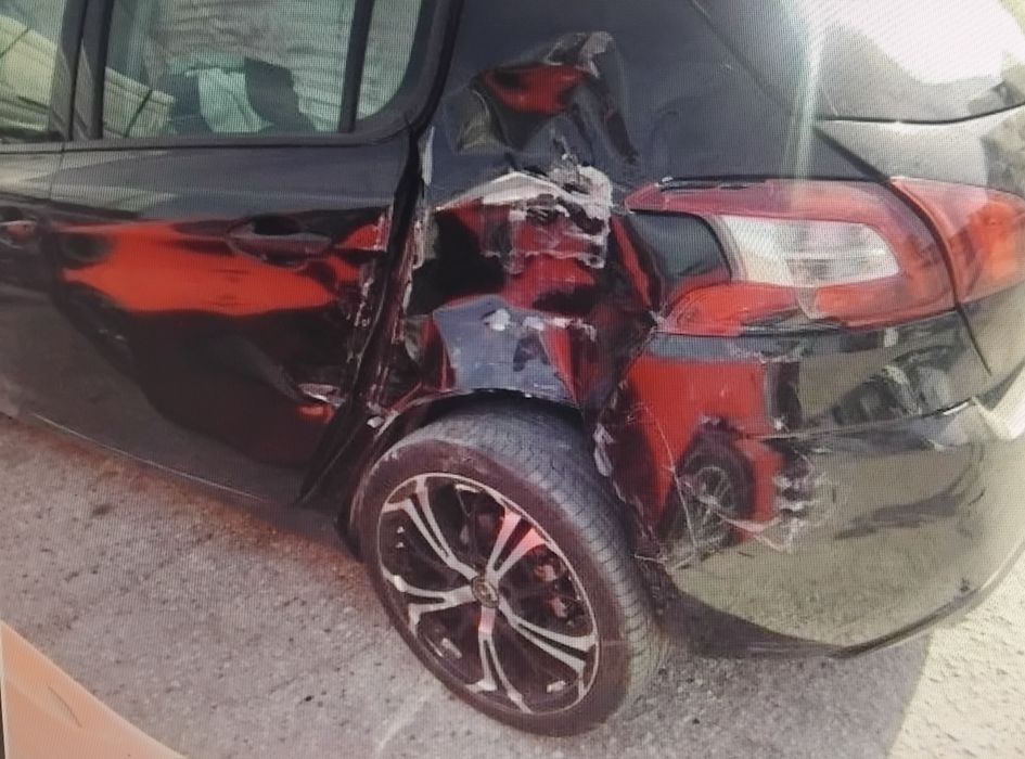 vendo Peugeot 308 II 1.6 HDI 100CV de 2017 acidentado salvado