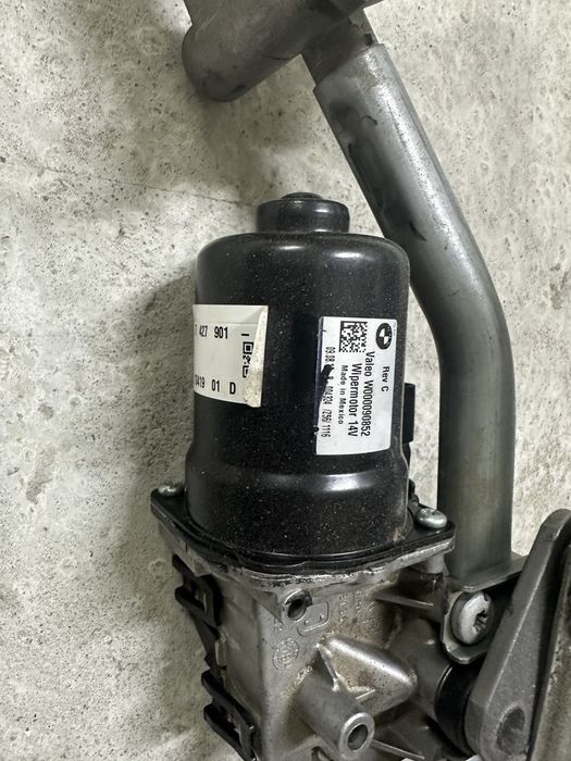 Трапеція склоочисника з движком