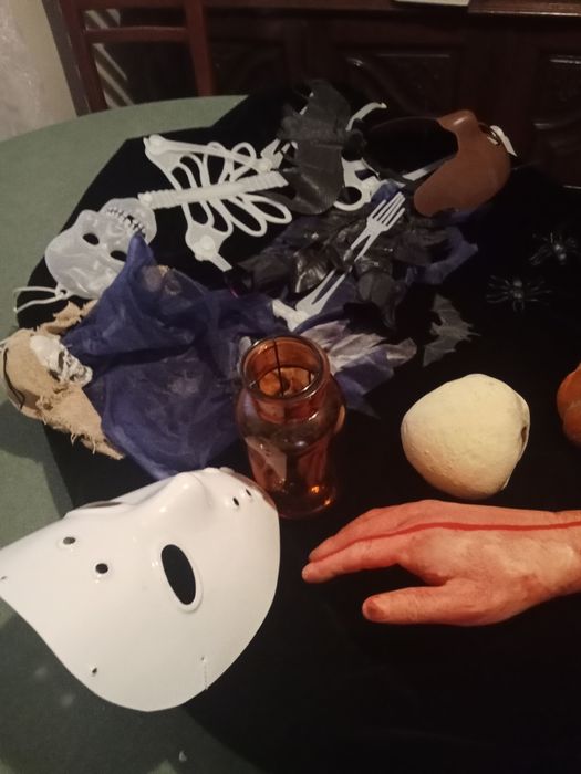 Lote Completo de Decoração e Adereços de Halloween – Máscaras, Esqueleto e Acessórios