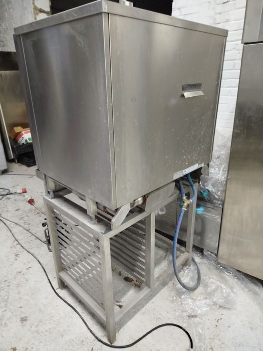 Пароконвектомат з функцією коптильної шафи.