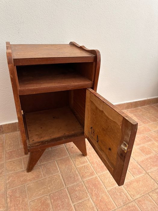 Mesa de cabeceira de madeira