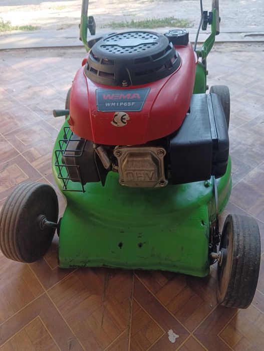 Бензокосилка для покосу трави