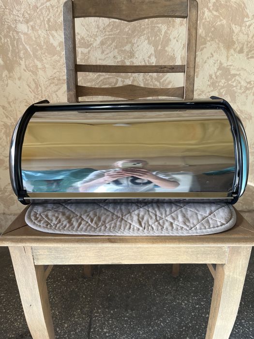 Stalowy pojemnik na chleb