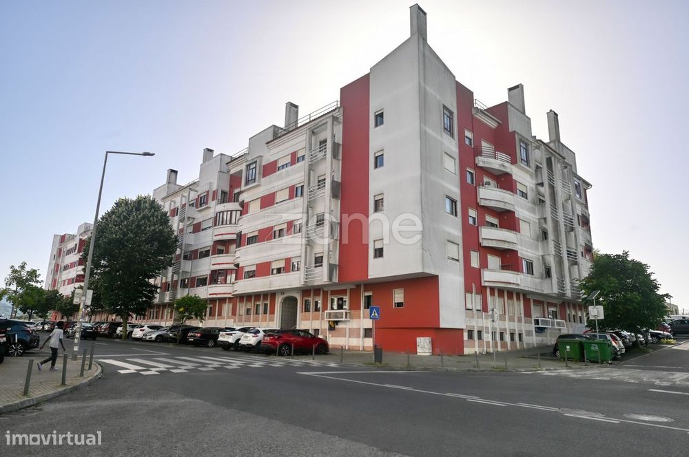 Apartamento T3 com parqueamento | Urbanização da Cavaleira, Algueir...