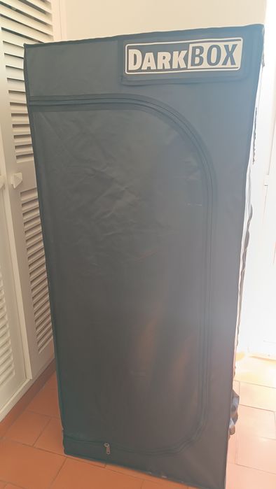 Dark Box 60 × 60 × 140 cm – Excelente Estado