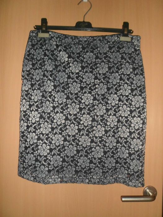 saia como nova da marca Antea para mulher com renda