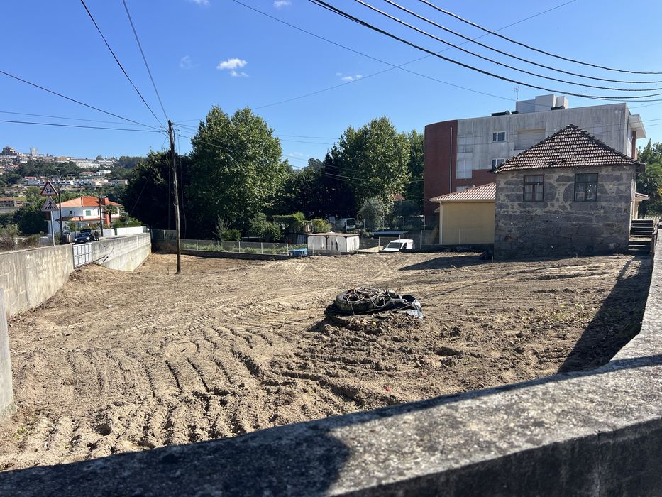 Casa para restauro com 1240 metros de terreno em Penafiel