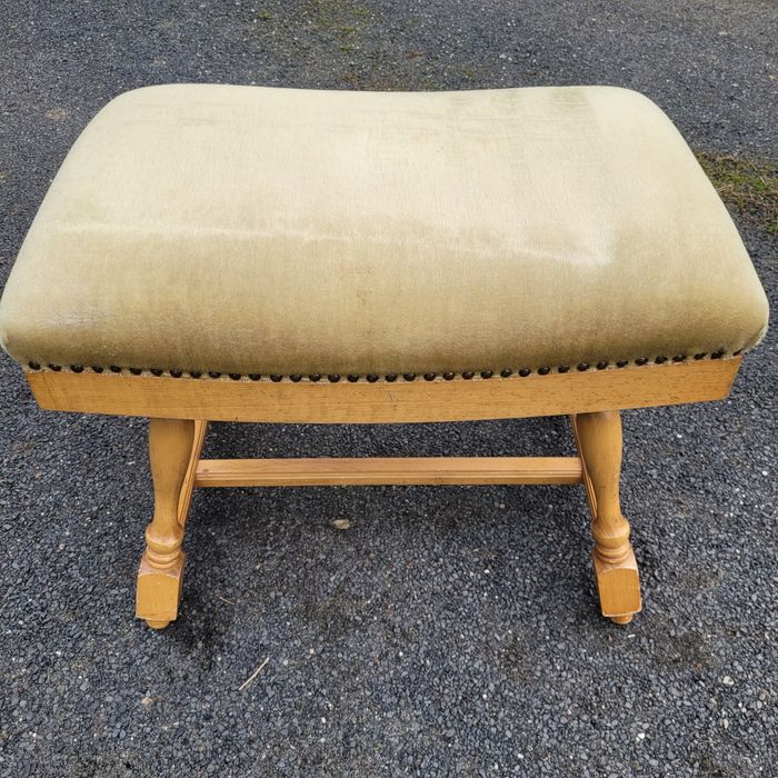 Piękny stary podnóżek, pufa, stołek