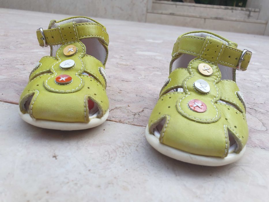 Sandálias para bébé tamanho 19