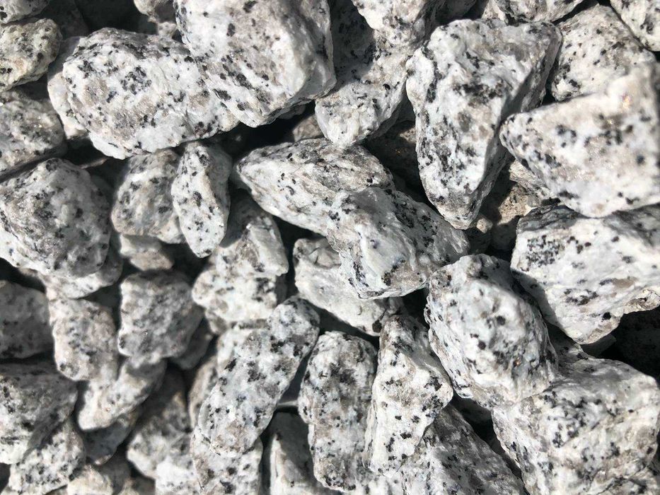 Piasek żółty szary, kamień dalmatyńczyk grys, ziemia siana beton, kora