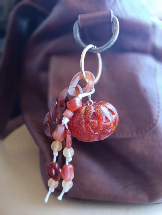 Bag charm artesanal abóbora Halloween