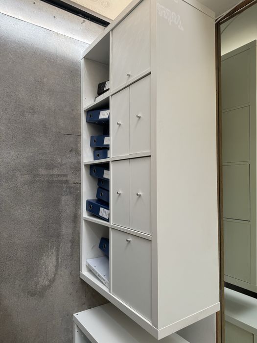 Estante IKEA KALLAX 4x2 branca, com portas e gavetas