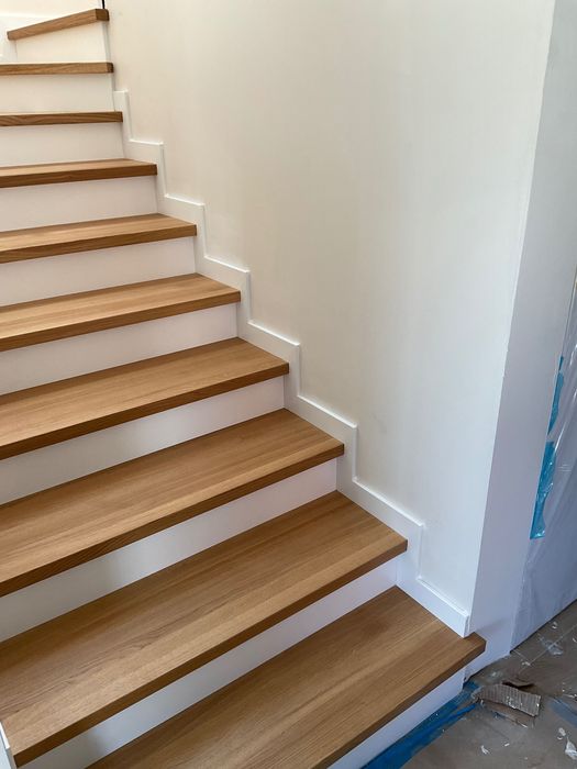 Schody drewniane dębowe lite zabiegowe, proste, podesty, parapety