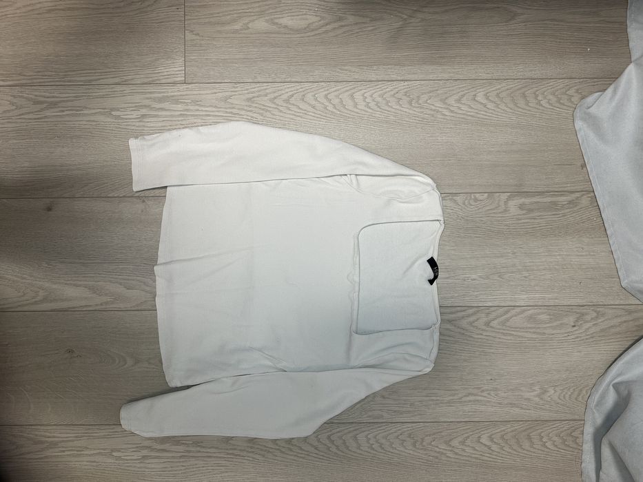 Кофтина біла з вирізом