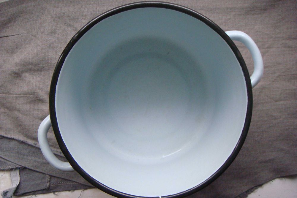 Посуд емальований виготовлений за часів СРСР: чайник і каструля