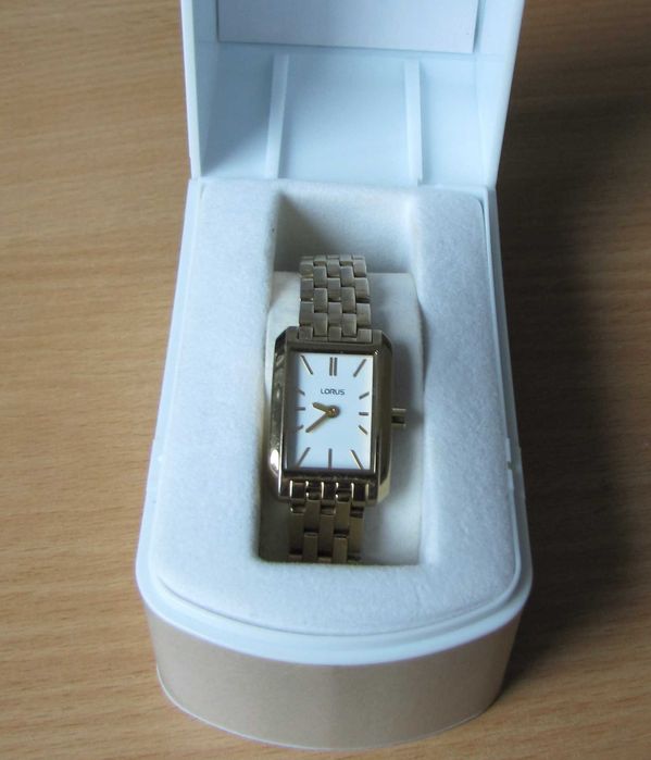 Zegarek Lorus na złotej bransoletce.